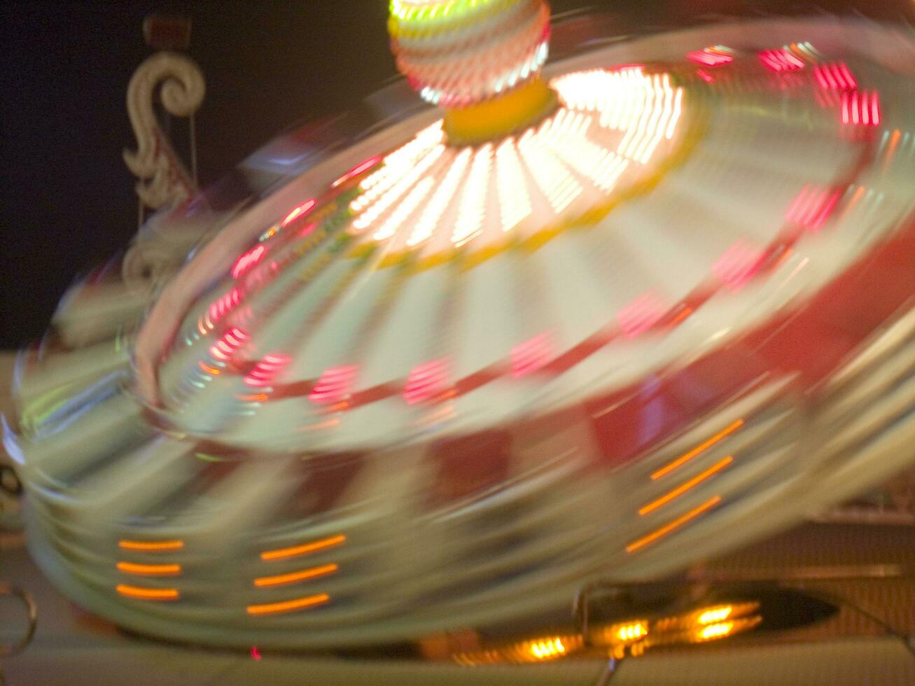 Visualizza di un' luna park a notte foto