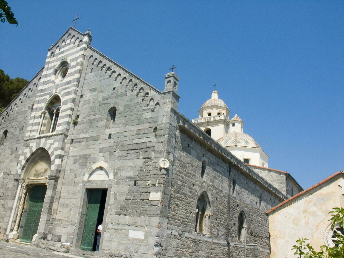 un' Chiesa con un' orologio su il lato foto