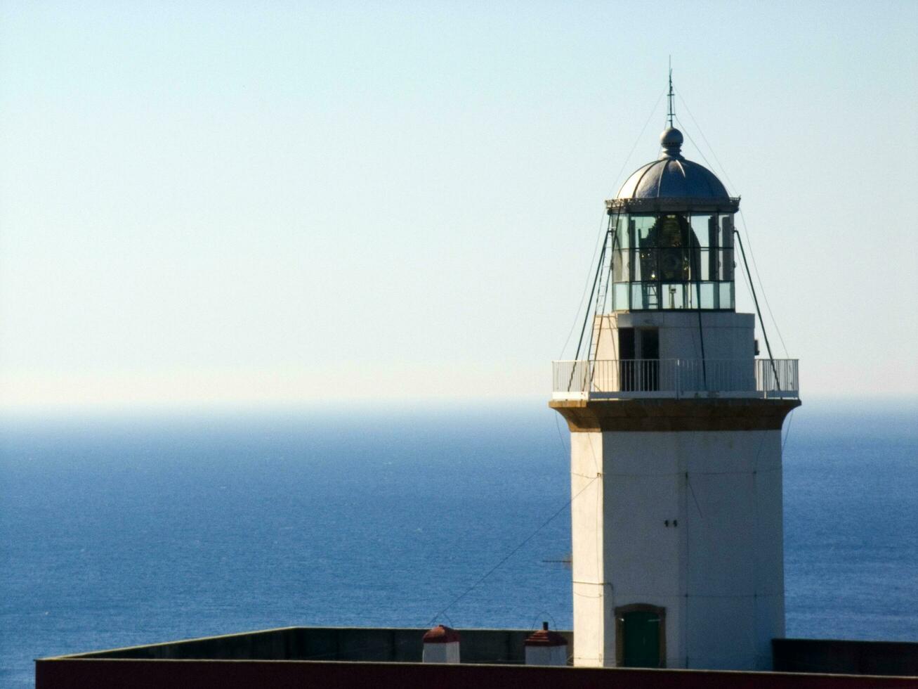 un' bianca e rosso faro foto