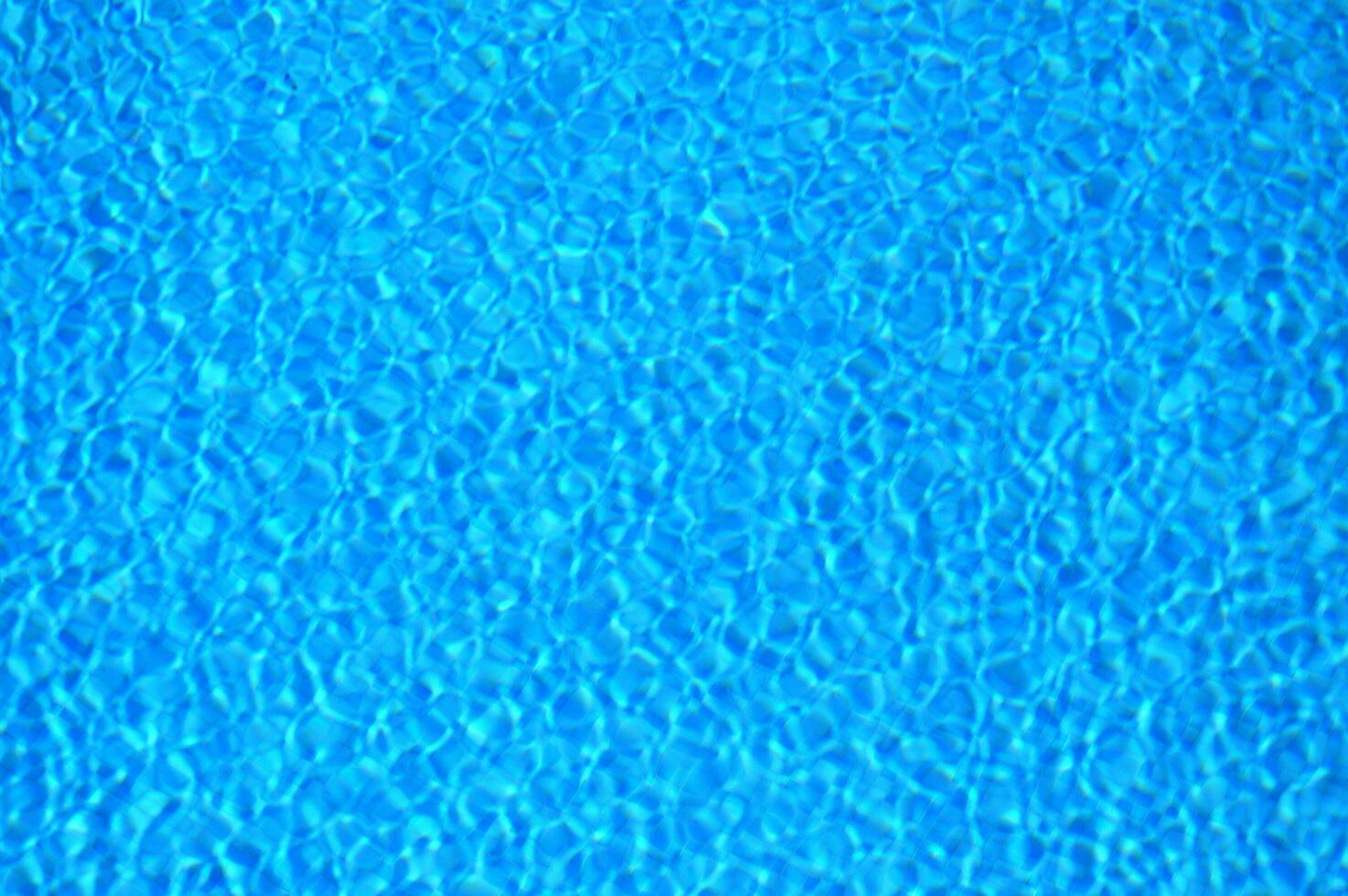 un' blu piscina con un' sole splendente su esso foto