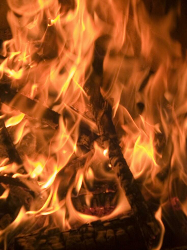 un' fuoco è ardente nel un' mattone forno foto