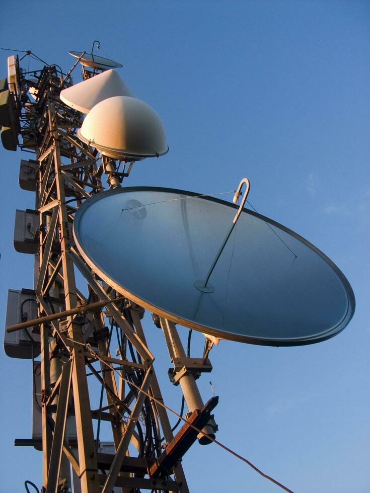 un' Torre con molti diverso tipi di antenne foto