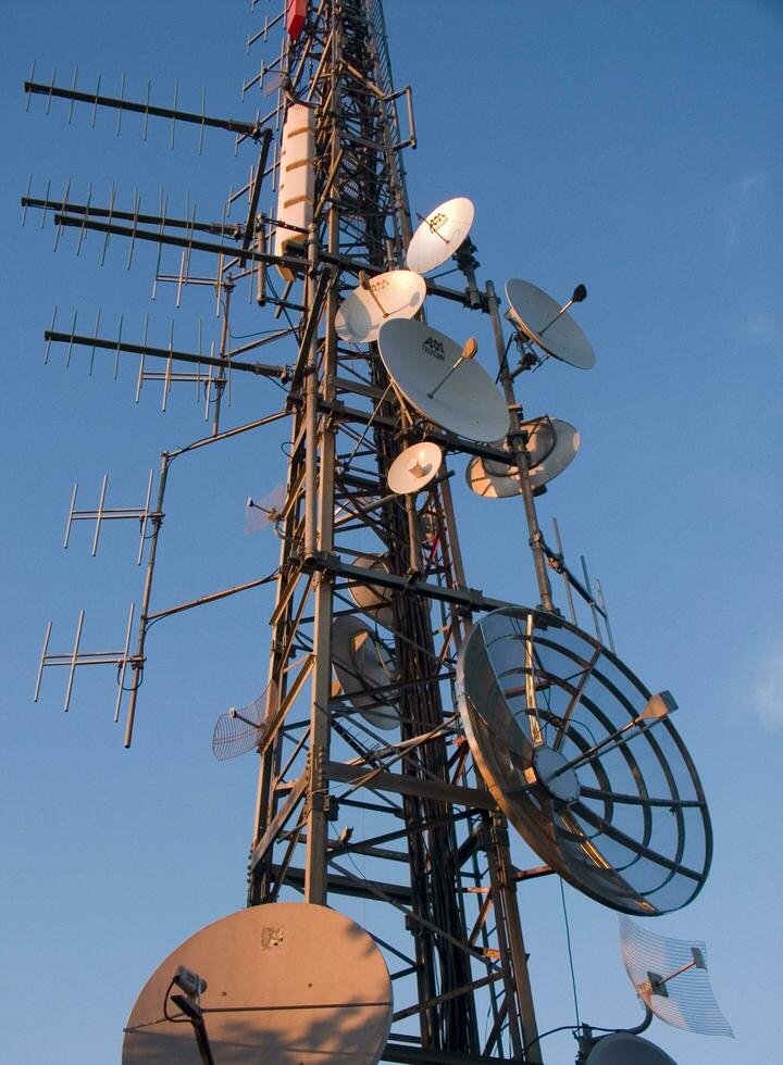 un' Torre con molti diverso tipi di antenne foto