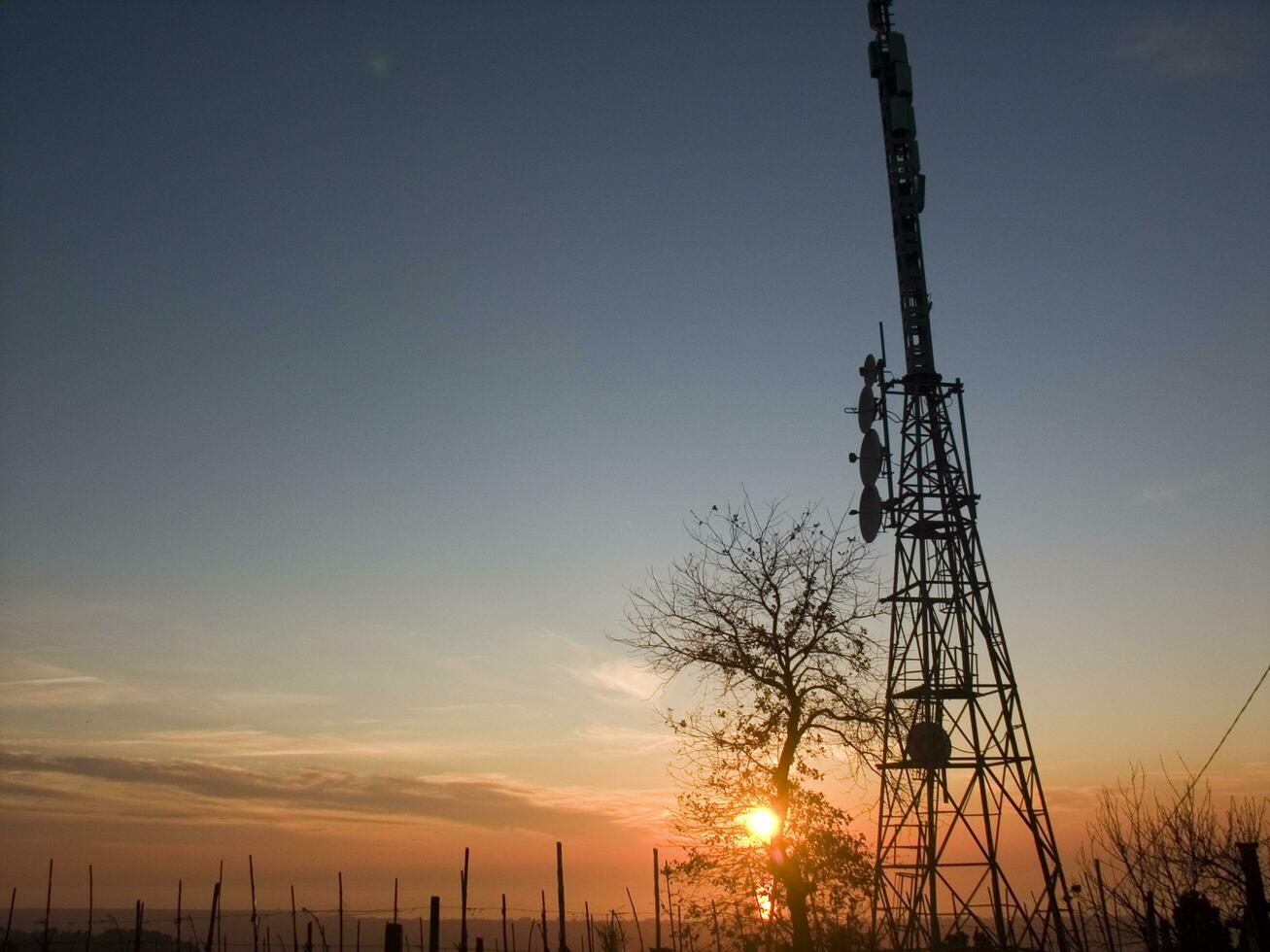 un' Torre con molti diverso tipi di antenne foto