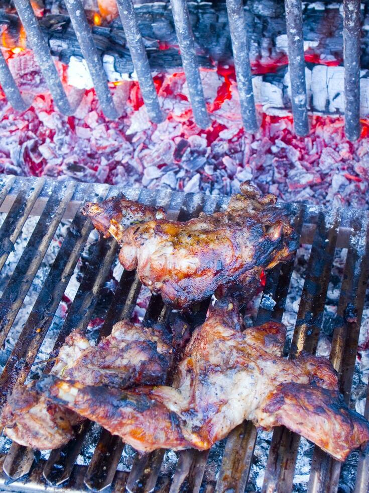 un' griglia con carne su esso cucinando su esso foto