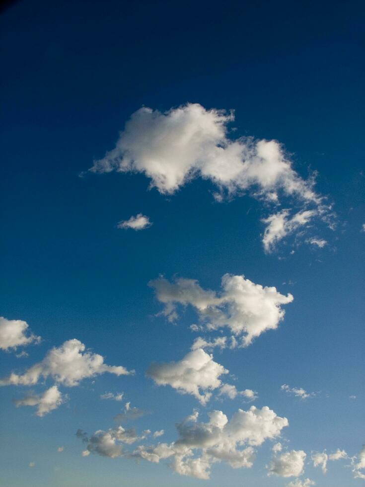 un' grande blu cielo con bianca nuvole foto