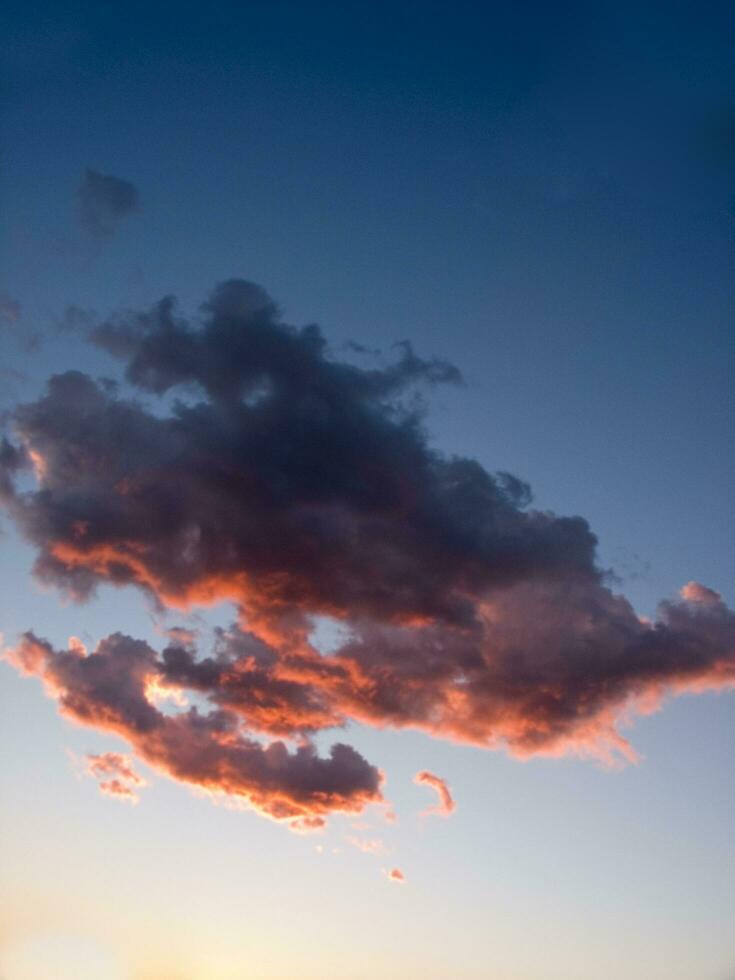 un' Jet aereo volante attraverso un' nuvoloso cielo foto