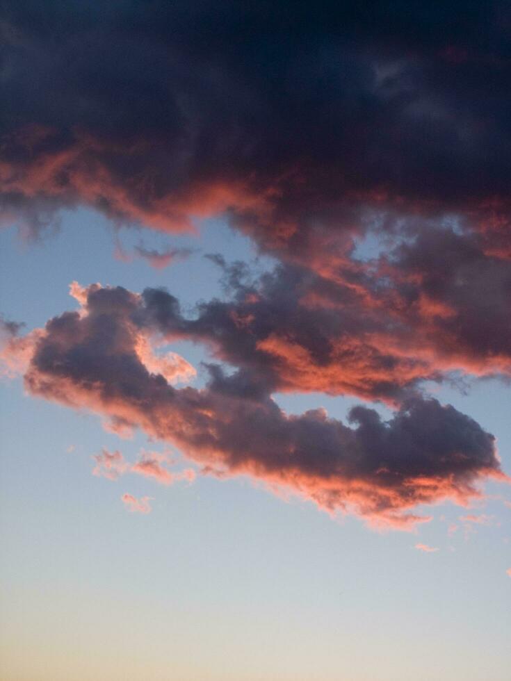 un' Jet aereo volante attraverso un' nuvoloso cielo foto