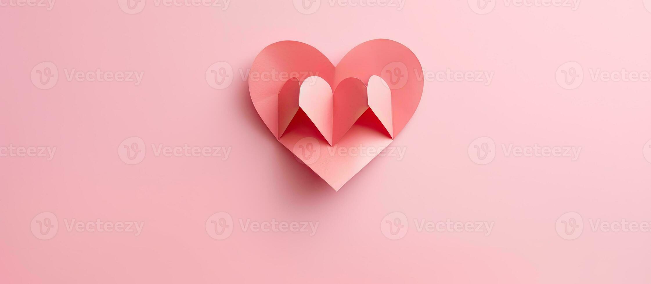 alto Visualizza di rosa sfondo con carta cuore per San Valentino S giorno foto