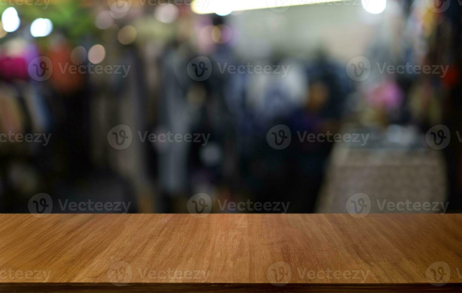 vuoto di legno tavolo nel davanti di astratto sfocato sfondo di caffè negozio . può essere Usato per Schermo o montaggio il tuo prodotti.mock su per Schermo di Prodotto foto
