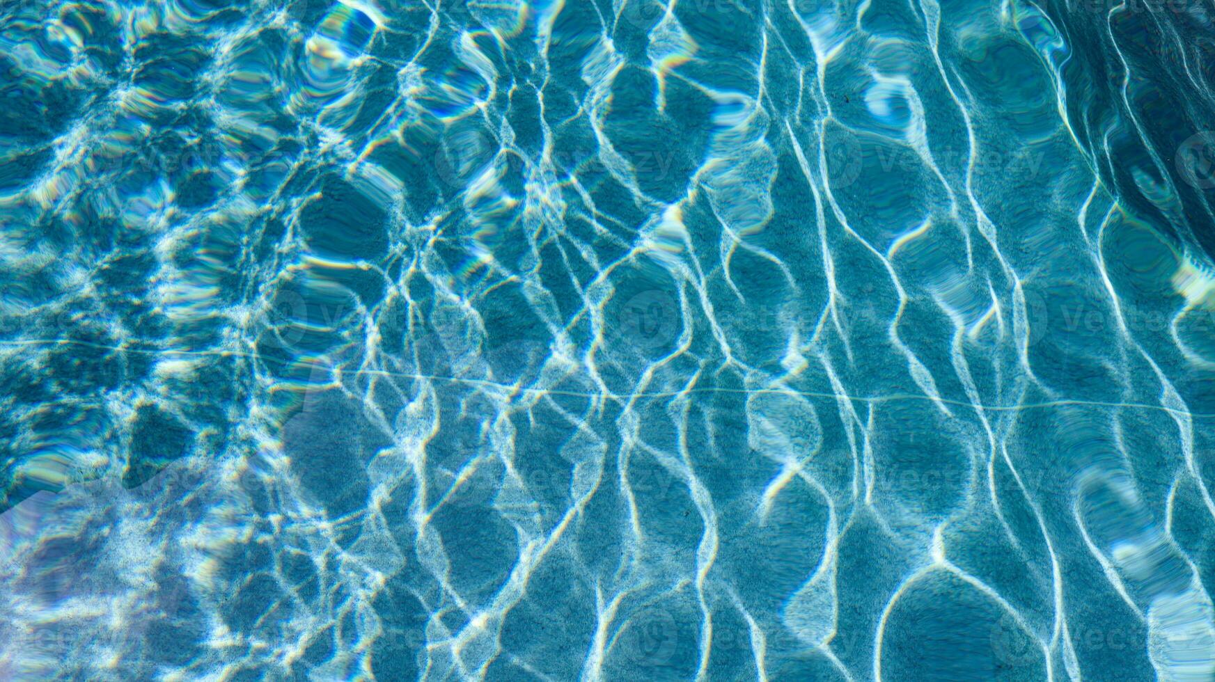 astratto piscina acqua. nuoto piscina parte inferiore caustiche ondulazione e flusso con onde sfondo superficie di blu nuoto piscina foto