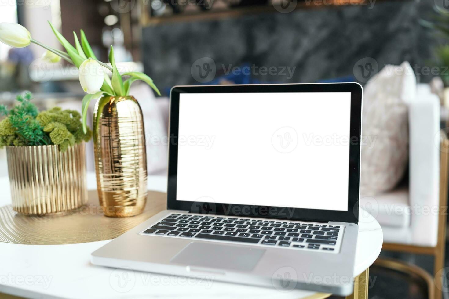 il computer portatile con finto su vuoto schermo su tavolo nel davanti di bar spazio per testo. Prodotto Schermo computer il computer portatile montaggio- tecnologia concetto foto