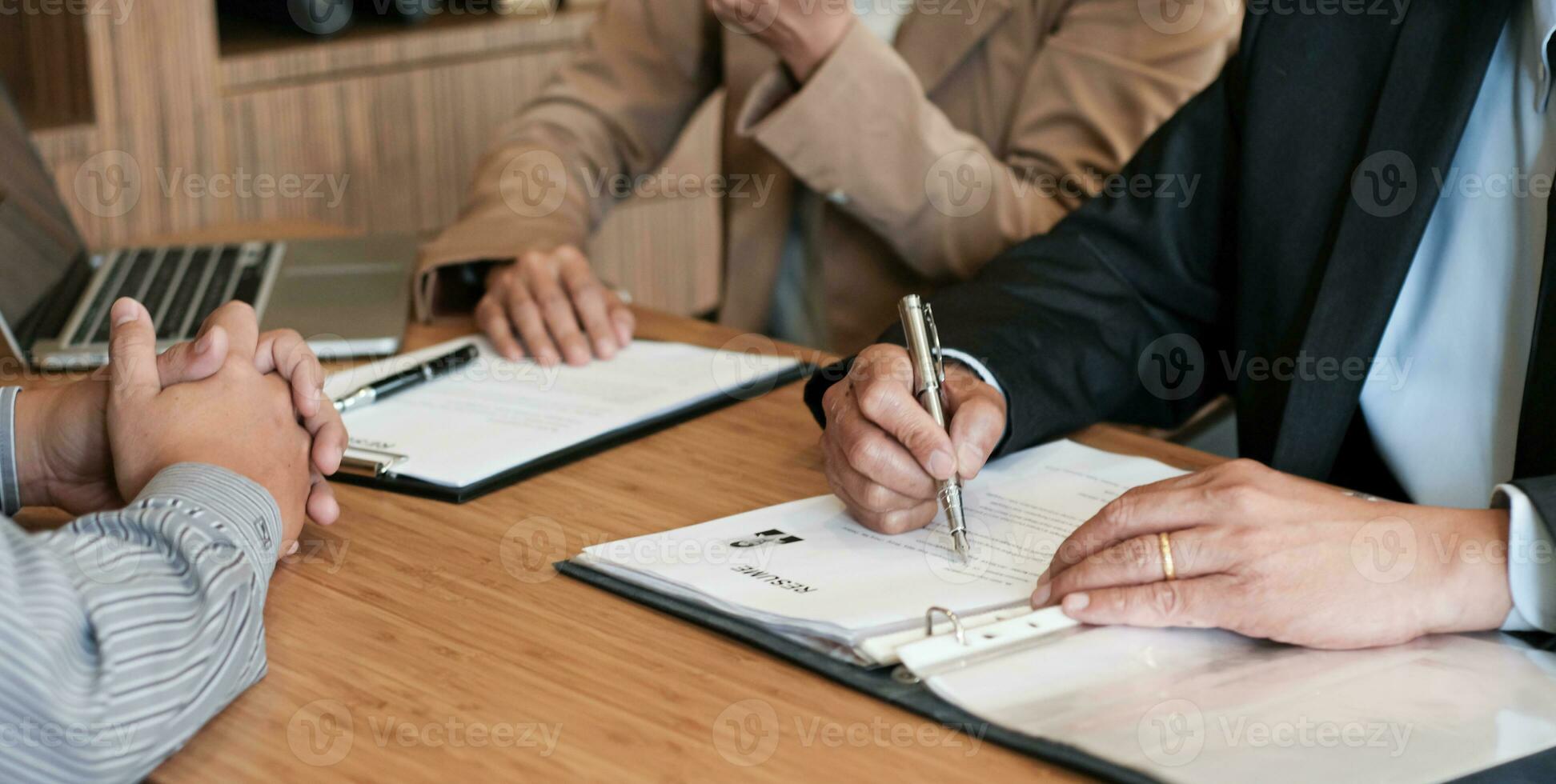 esaminatore lettura un' curriculum vitae durante lavoro colloquio a ufficio attività commerciale e umano risorse concetto foto