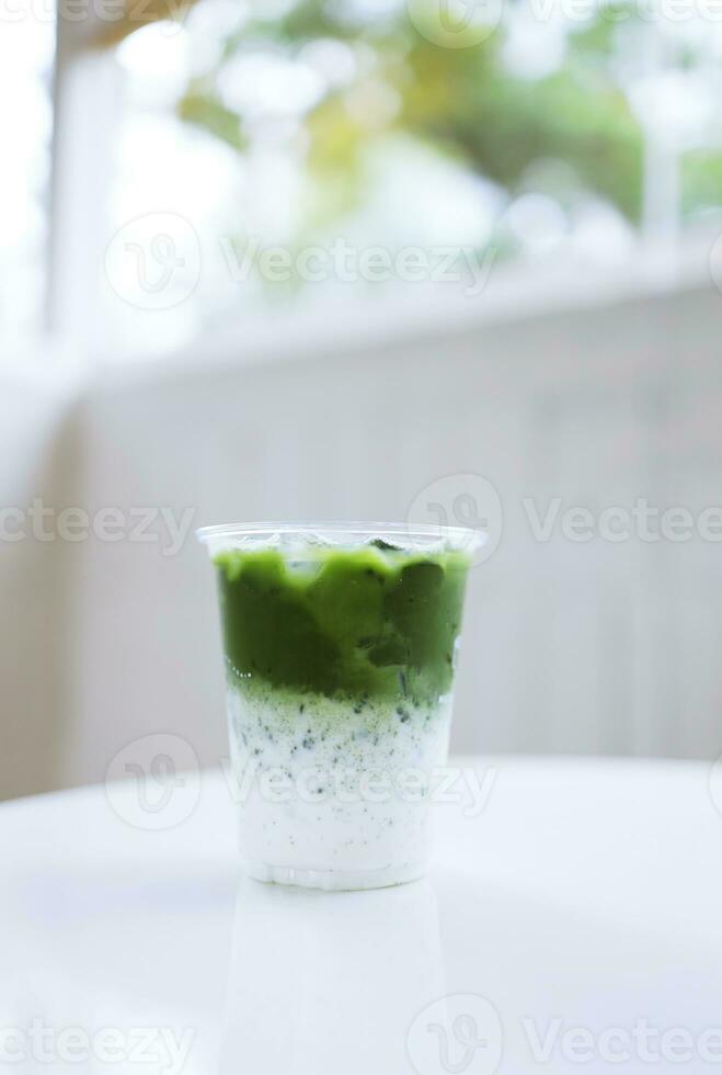 giapponese matcha verde tè latte macchiato nel bicchiere tazza. foto