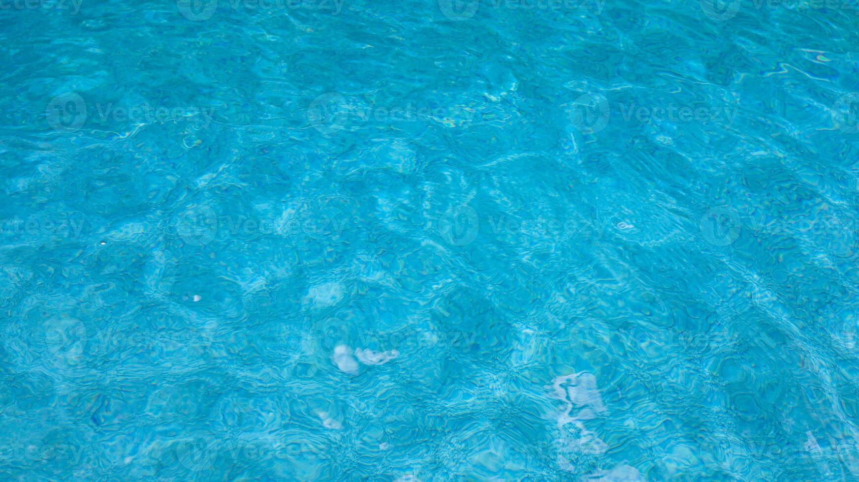 astratto piscina acqua. nuoto piscina parte inferiore caustiche ondulazione e flusso con onde sfondo superficie di blu nuoto piscina foto