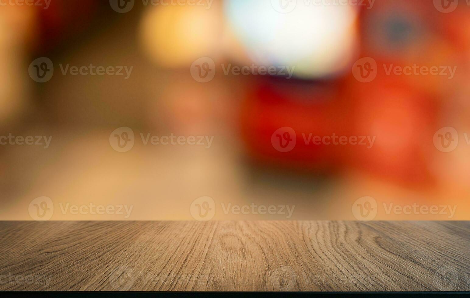 vuoto legna tavolo superiore e sfocatura di su porta giardino sfondo vuoto di legno tavolo spazio per testo marketing promozione. vuoto legna tavolo copia spazio per sfondo foto