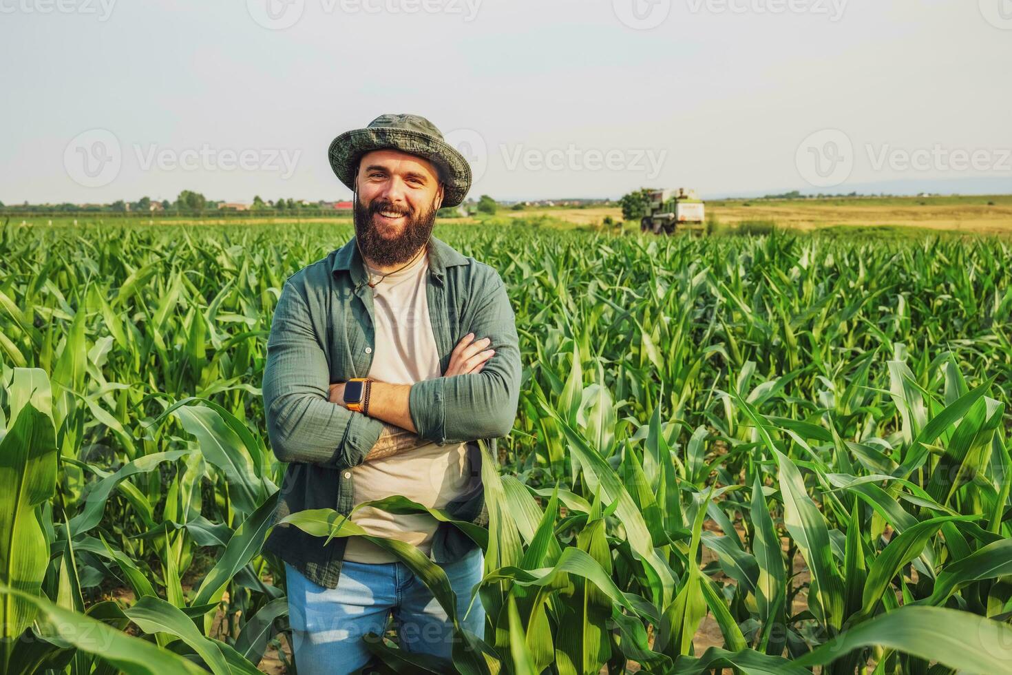 ritratto di contadino chi è coltivando Mais. agricolo occupazione. foto