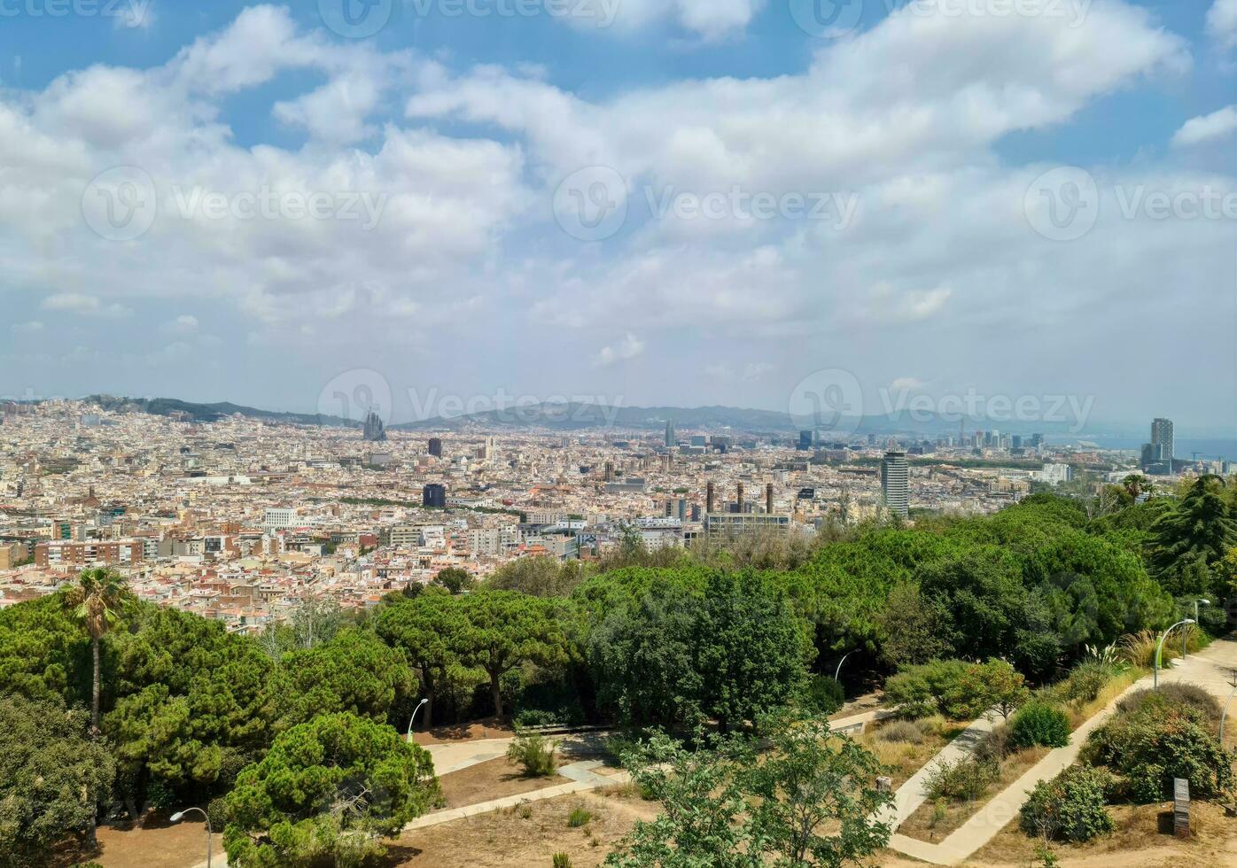 aereo Visualizza di bellissimo città Barcellona nel soleggiato estate tempo atmosferico. foto