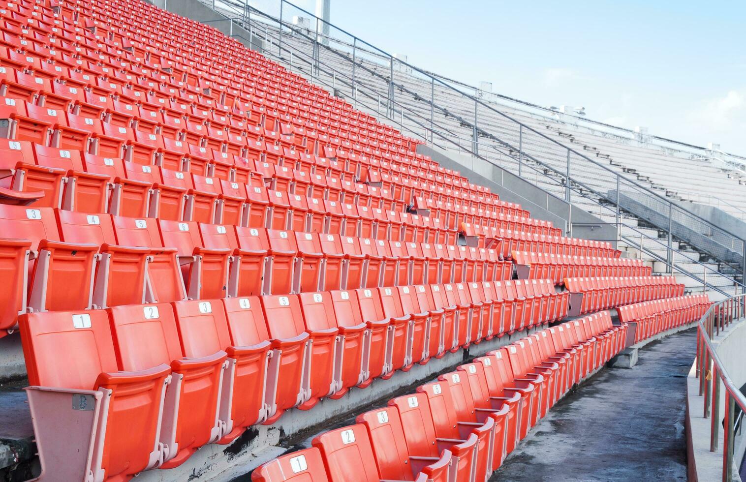 vuoto arancia posti a sedere a stadio, righe di posto a sedere su un' calcio stadio foto