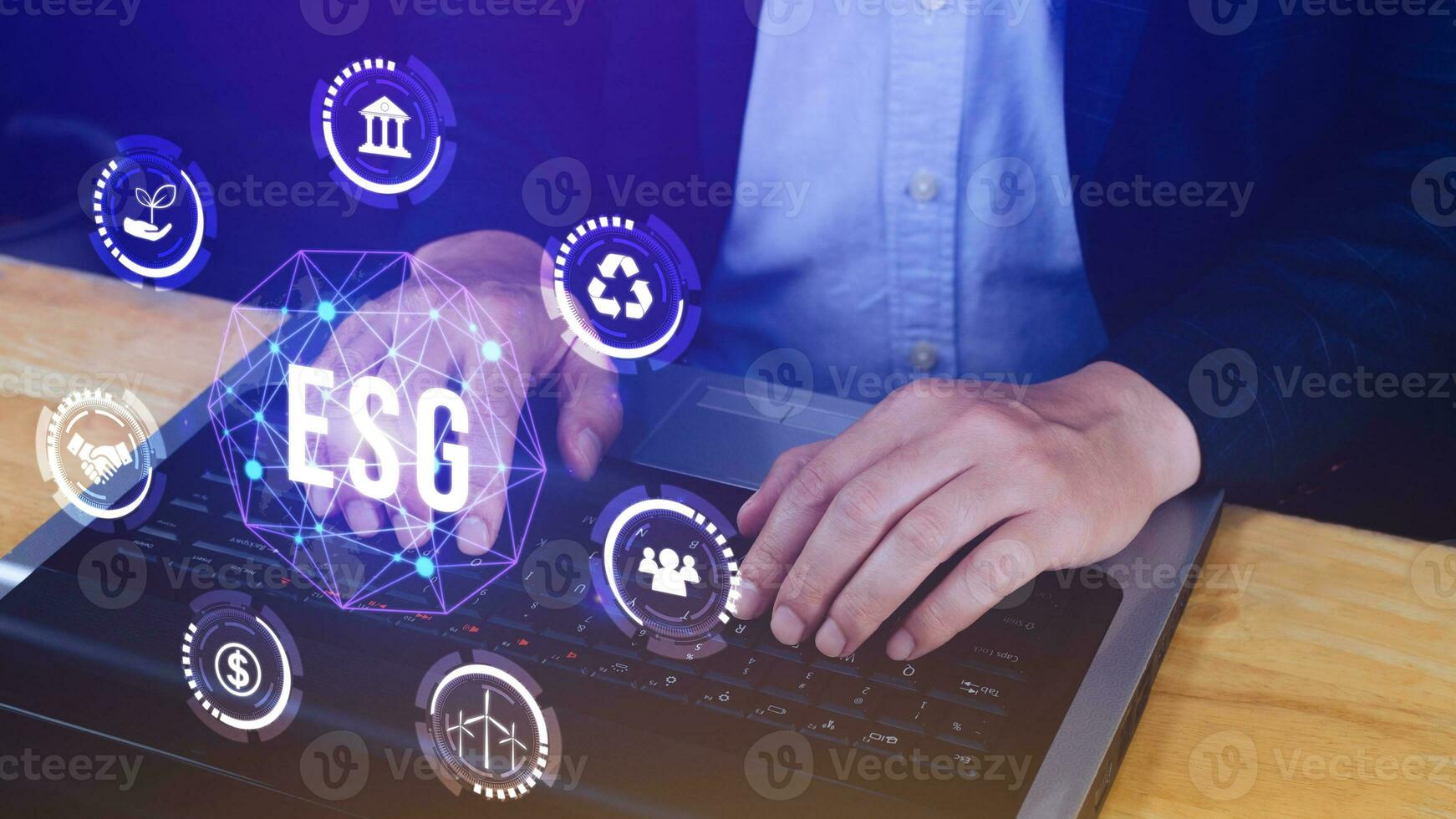 esg icona concetto uso un' computer per analizzare esg per ambientale, sociale e governo nel sostenibile e etico attività commerciale su il Rete connessione, uomo d'affari urgente pulsante su schermo. foto