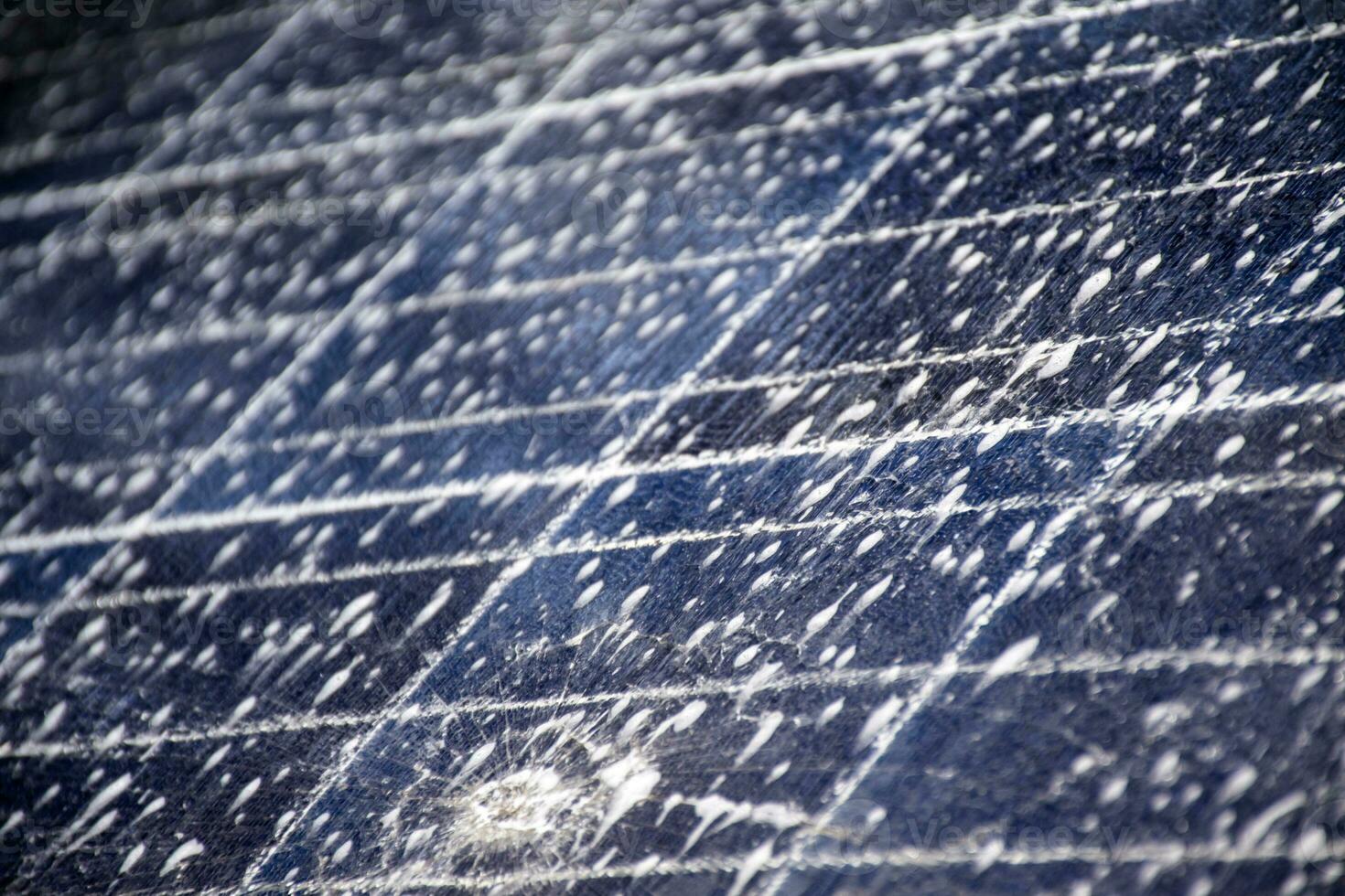 davanti e superiore superficie di fotovoltaico o solare cellula pannello quale lavaggio di acqua e sapone per Salva e uso esso per un' lungo volta, morbido e selettivo messa a fuoco. foto