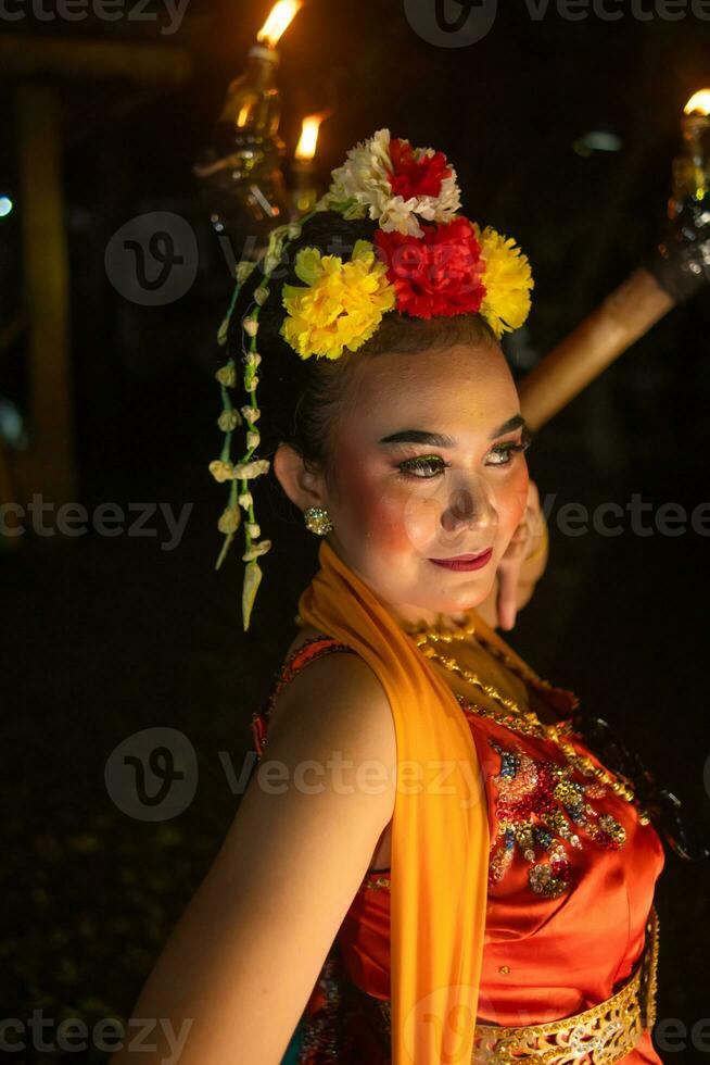 ritratto di un' giavanese ballerino con fiori su sua testa e trucco su sua bellissimo viso foto