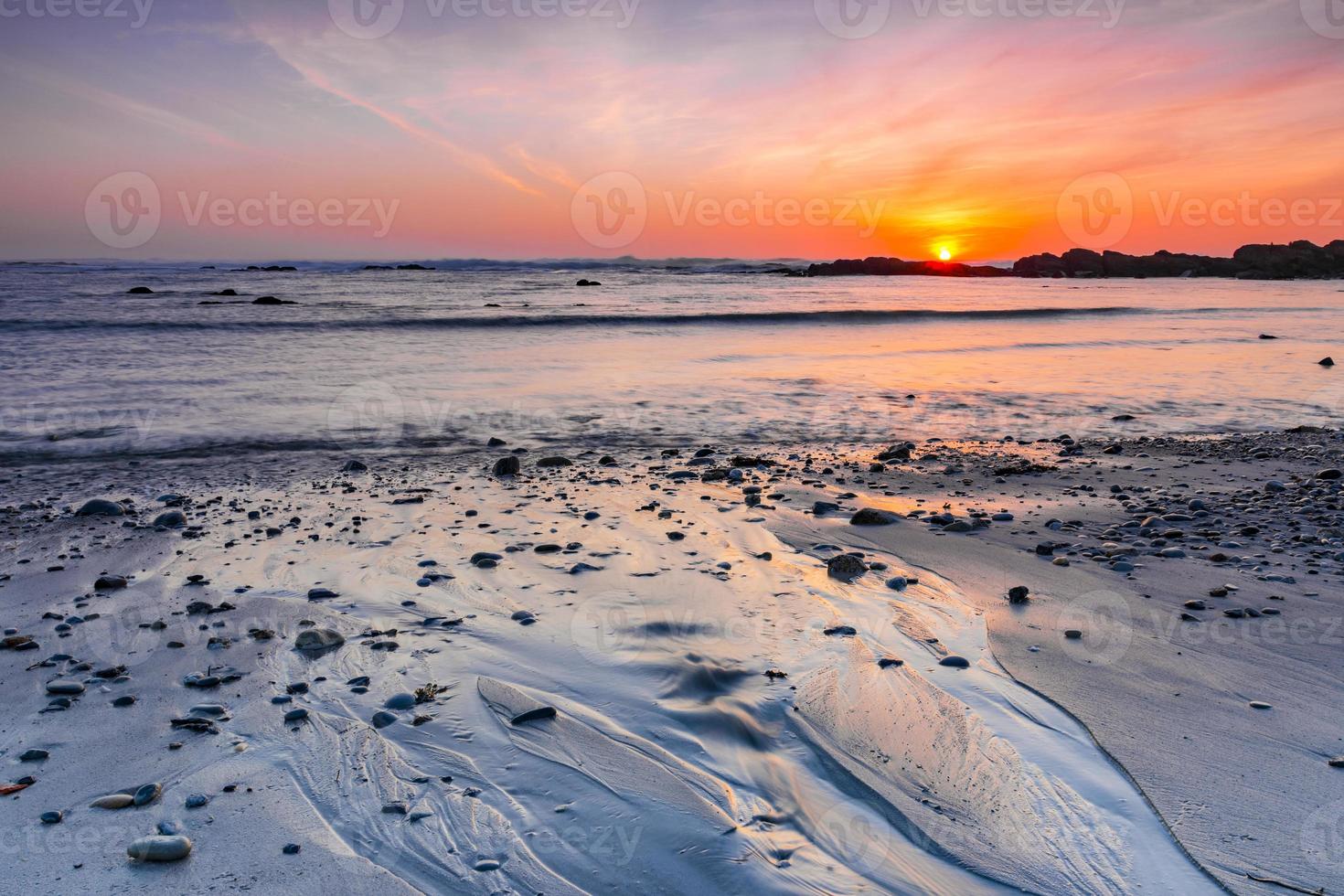 spiaggia tranquilla all'ora del tramonto foto