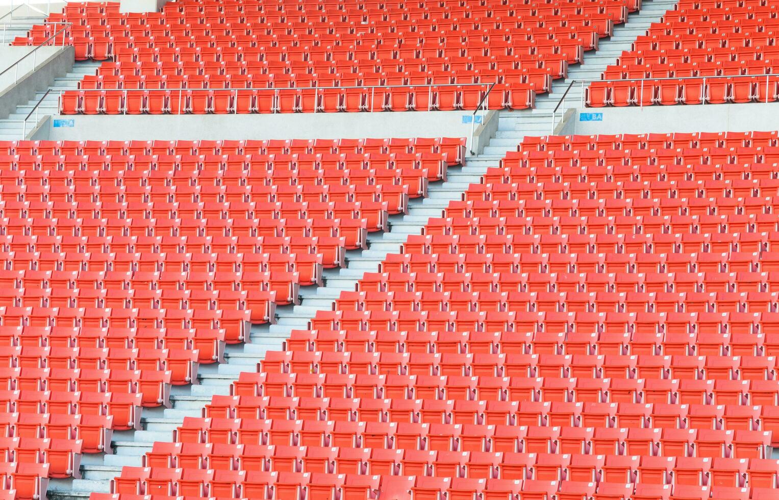 vuoto arancia posti a sedere a stadio, righe passerella di posto a sedere su un' calcio stadio foto