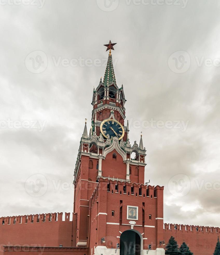 torre spasskaya del Cremlino di Mosca in una giornata nuvolosa. foto