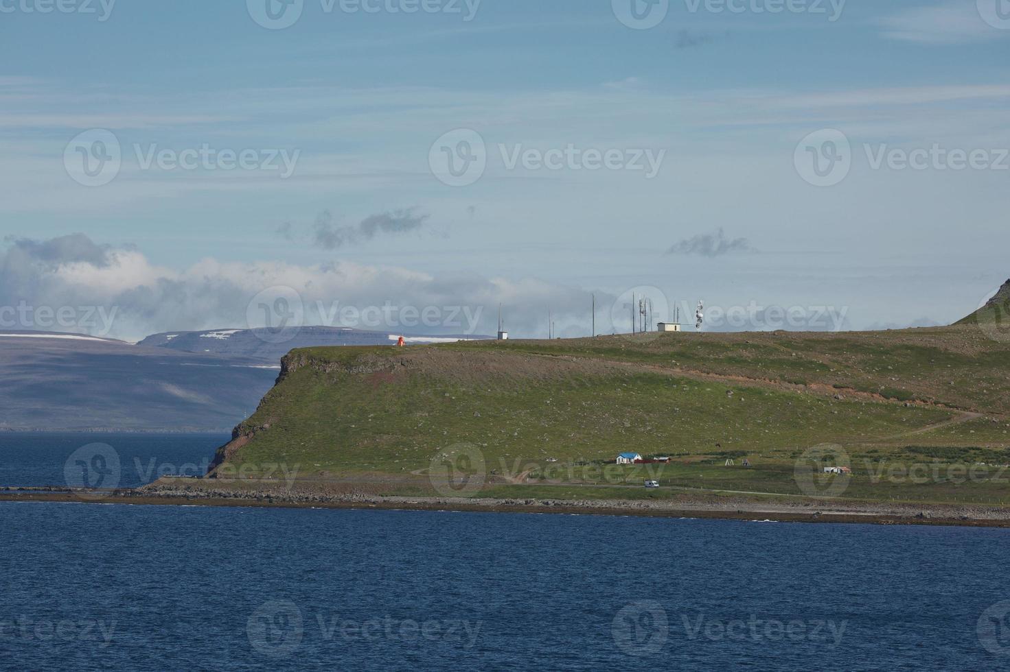 Vista del fiordo che circonda il villaggio di isafjordur in islanda foto