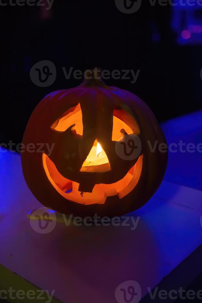 zucca di halloween lavorata con la candela foto