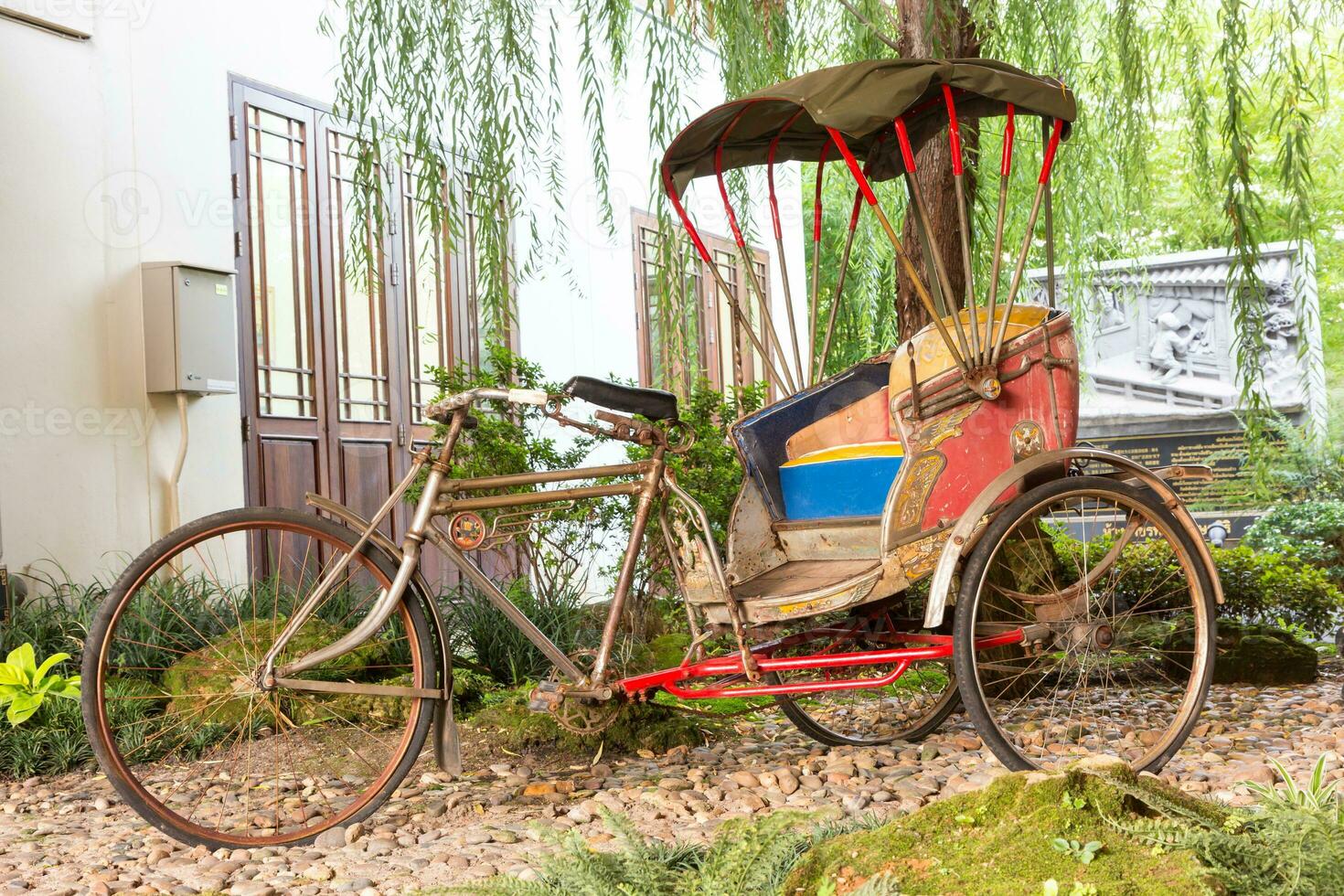 un' bicicletta con un' baldacchino foto