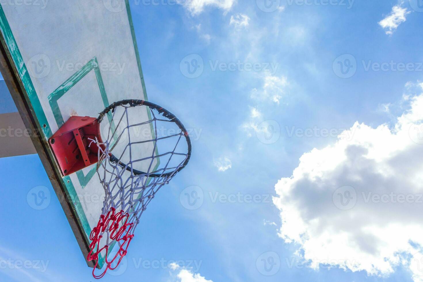 pallacanestro cerchio su blu cielo foto