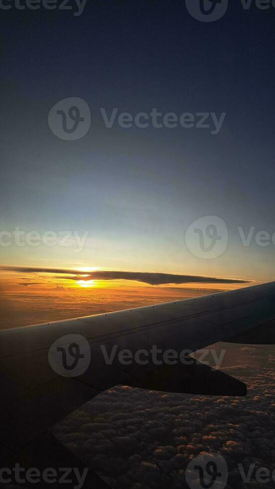 bellissimo tramonto su il aereo foto