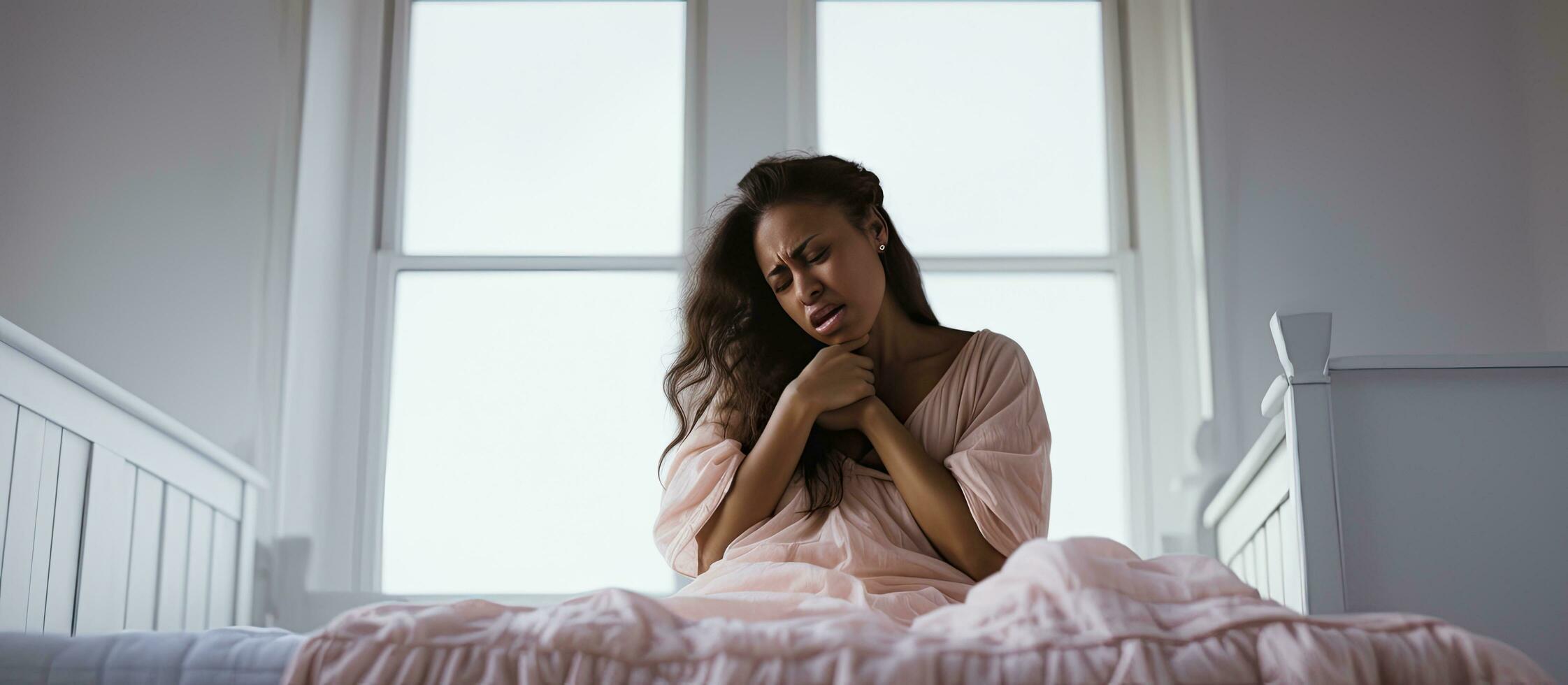 emotivo incinta donna di fronte depressione sperimentare ormonale i cambiamenti afflitto e copertura viso nel bianca Camera da letto foto