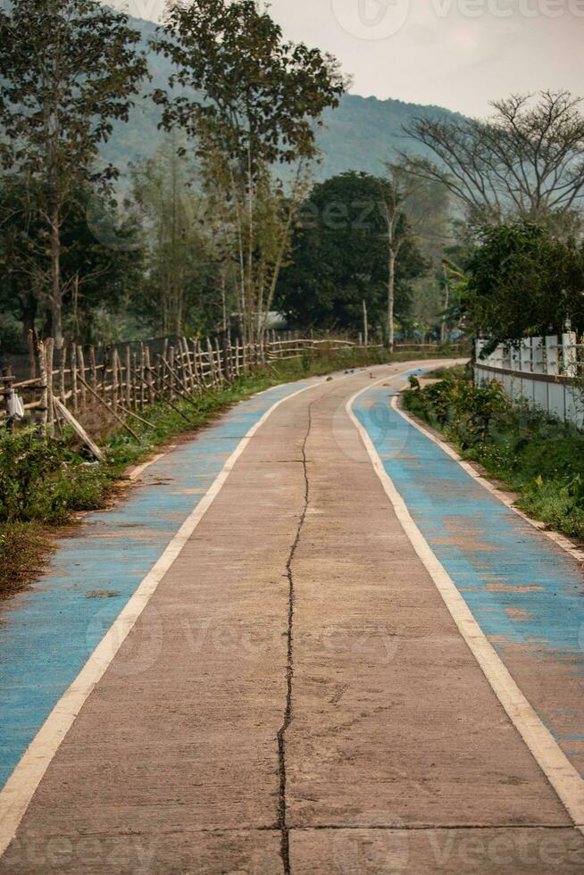 il calcestruzzo strada nel il campagna ha blu percorsi per biciclette nel il valli. foto