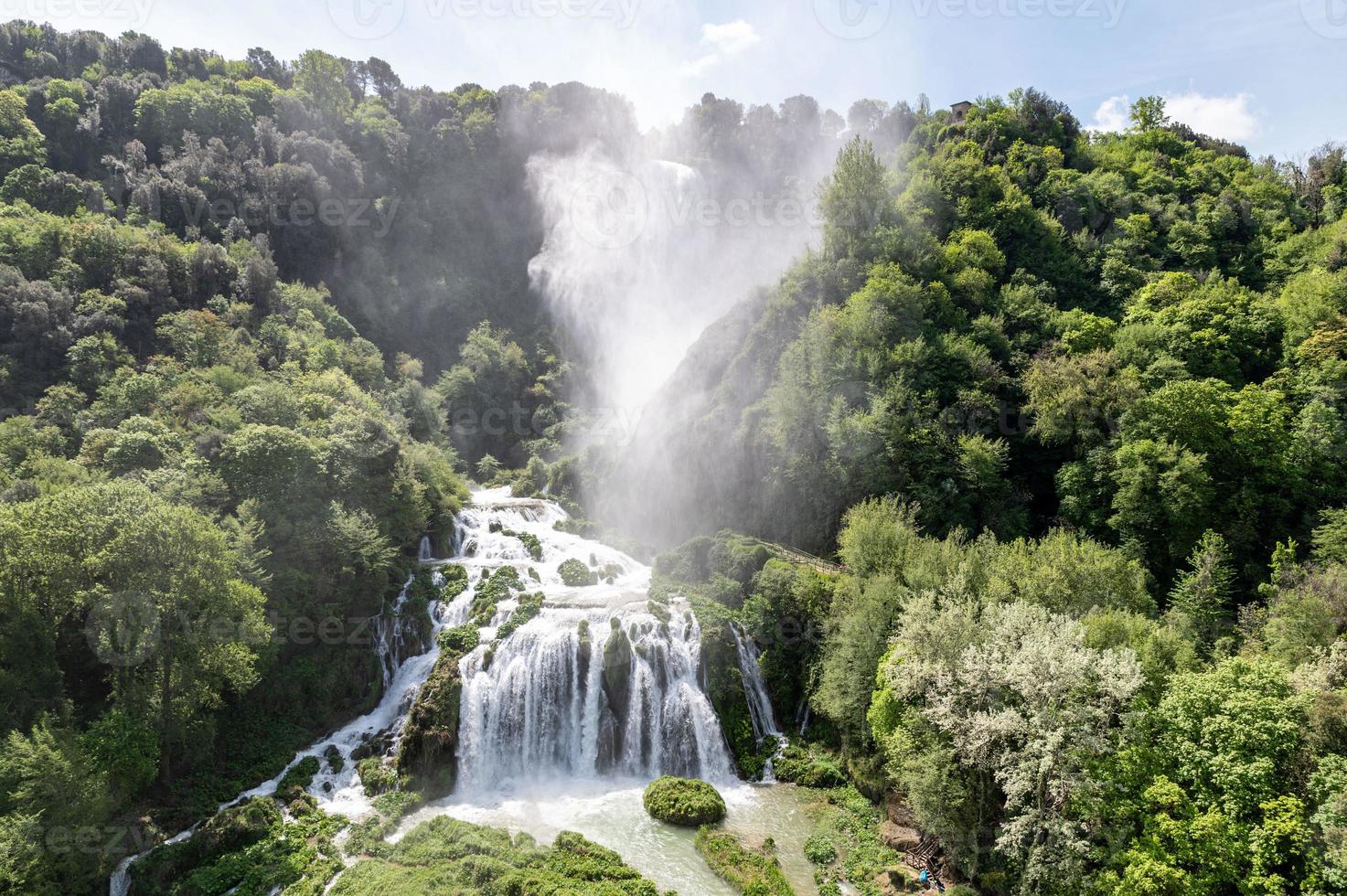 cascata di marmore aperta a pieno flusso foto