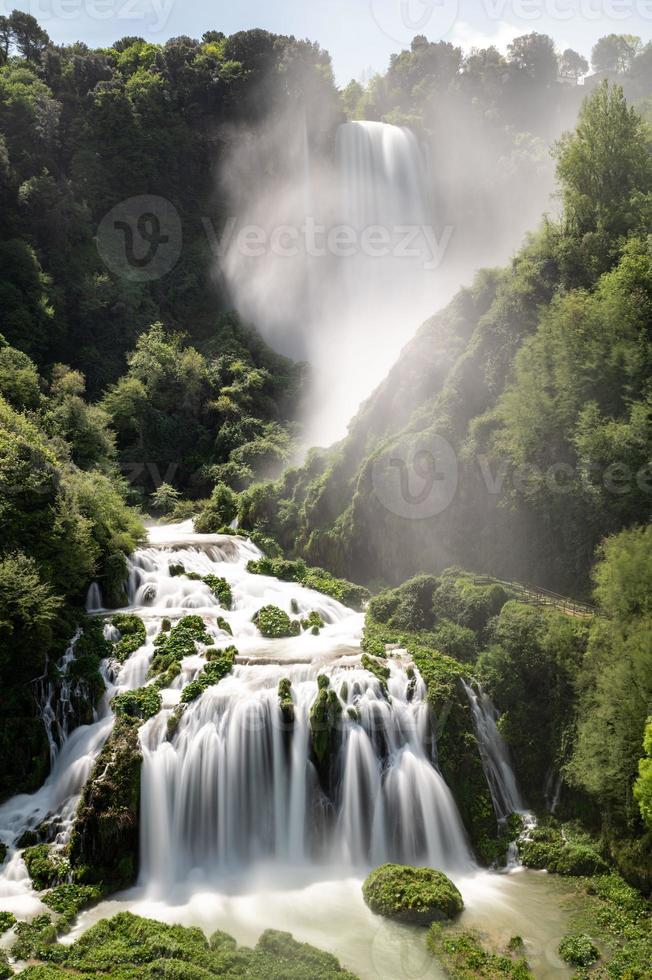 cascata di marmore aperta a pieno flusso foto