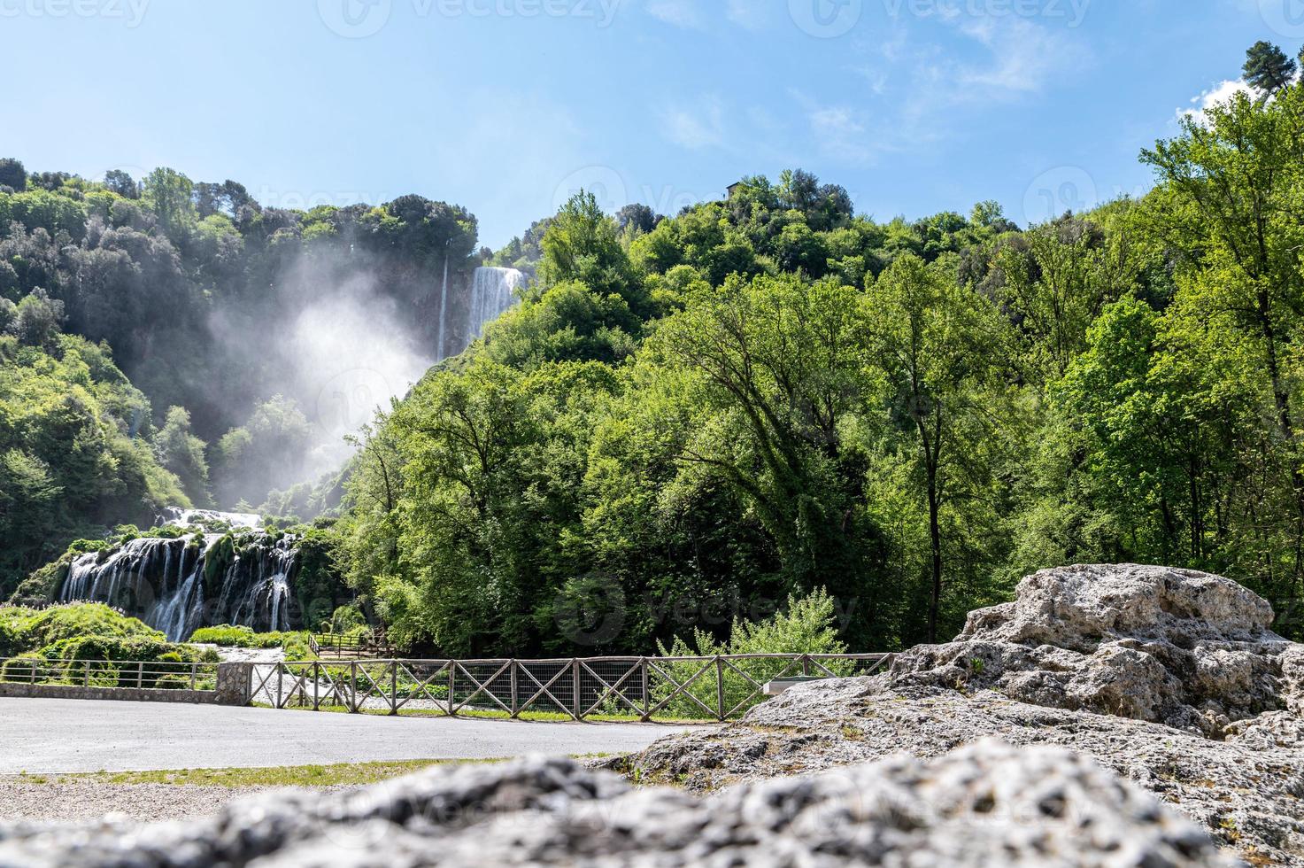 cascata delle marmore aperta a pieno flusso foto