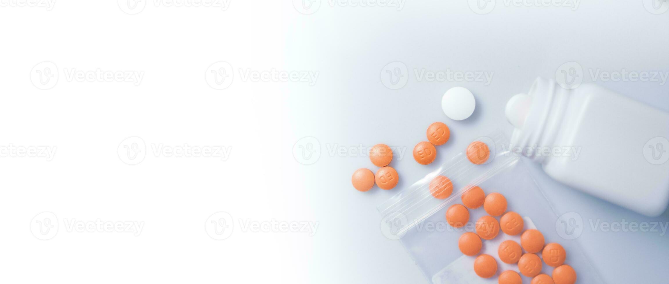medico concetto, pillole su un' bianca sfondo foto