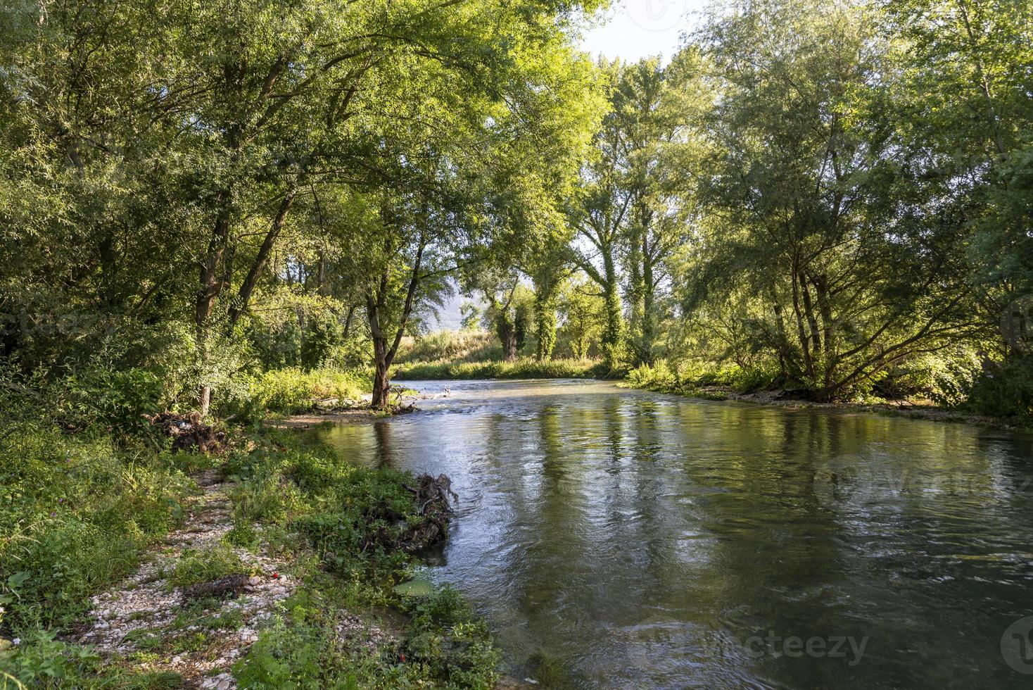 fiume nero che scorre sulla diga polimerica foto