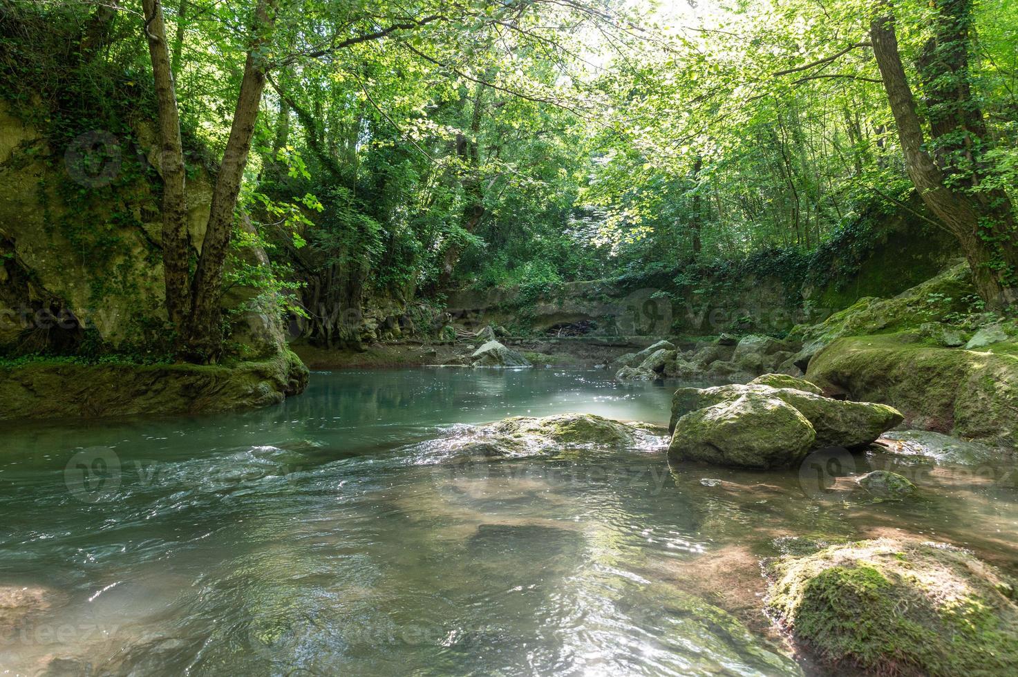 fiume nel bosco proveniente dalla cascata delle marmore foto