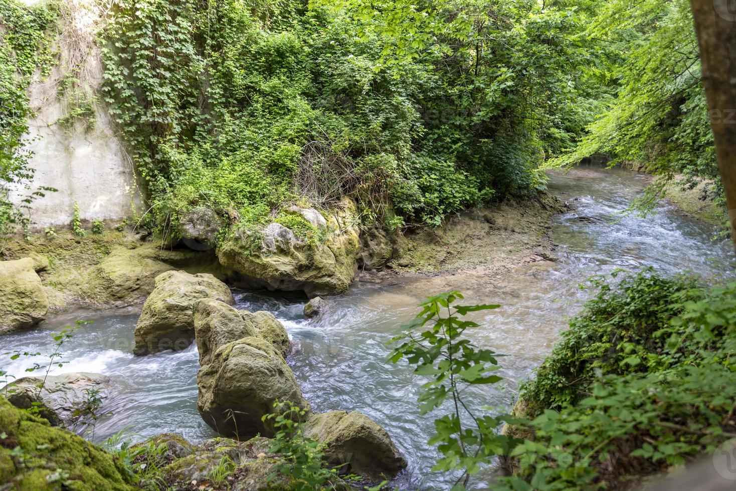 fiume nero che nasce dalle cascate delle marmore foto