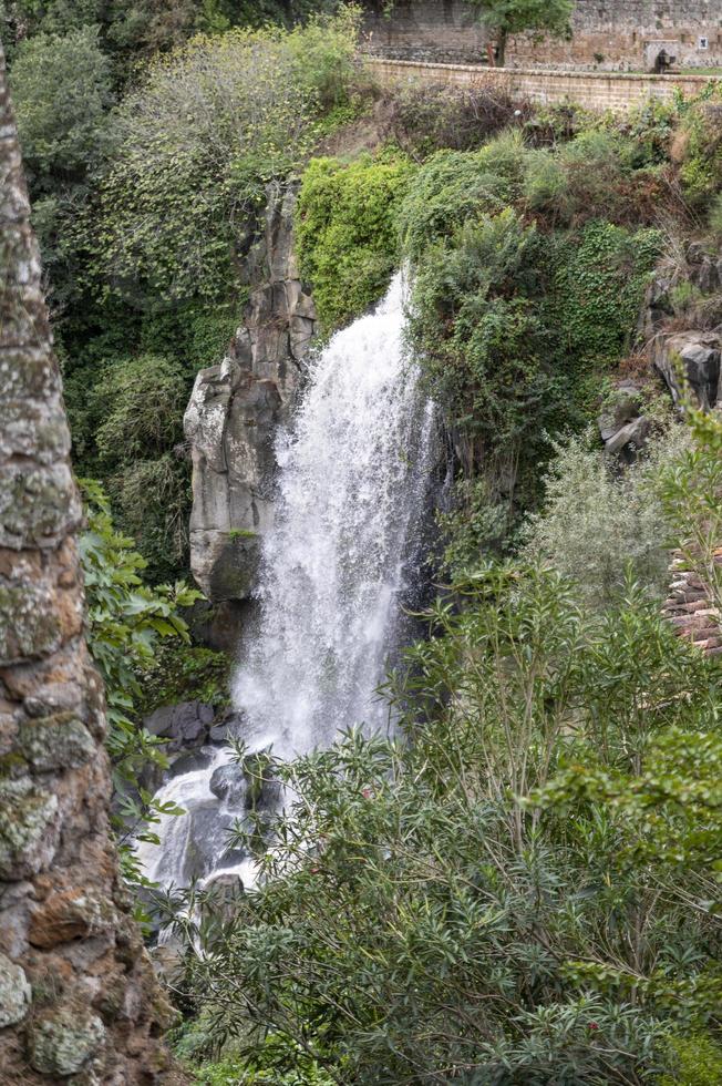 la cascata nepi immersa nel verde foto