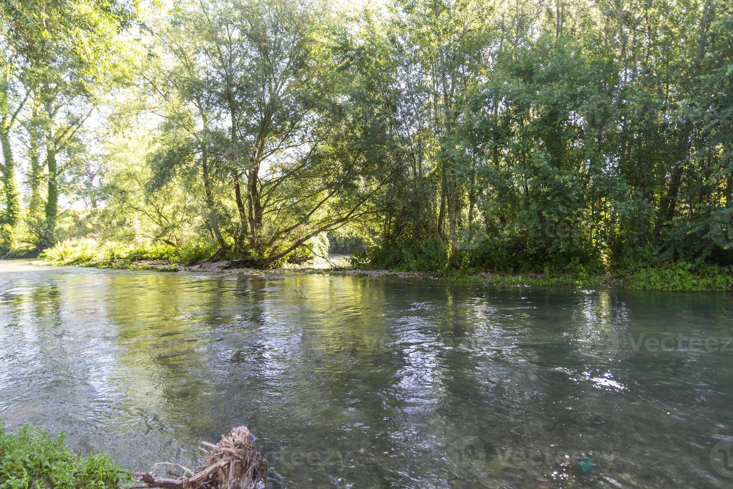 diga polimerica fiume nero che scorre sulla diga polimerica provincia di terni foto