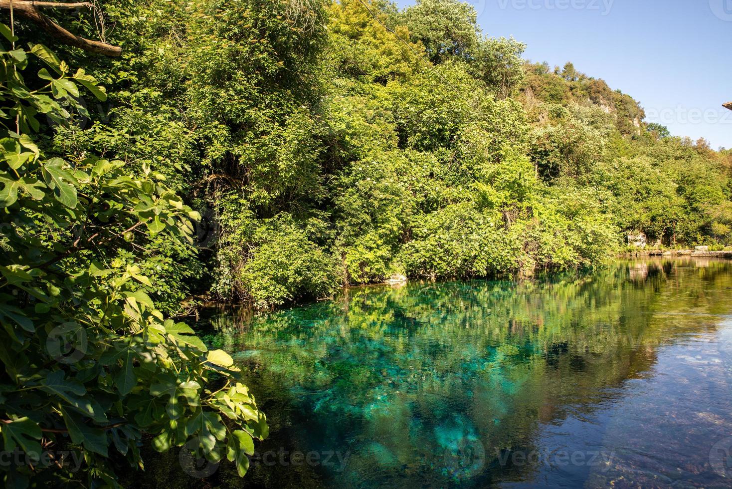 fiume styphon con acqua limpida e blu foto