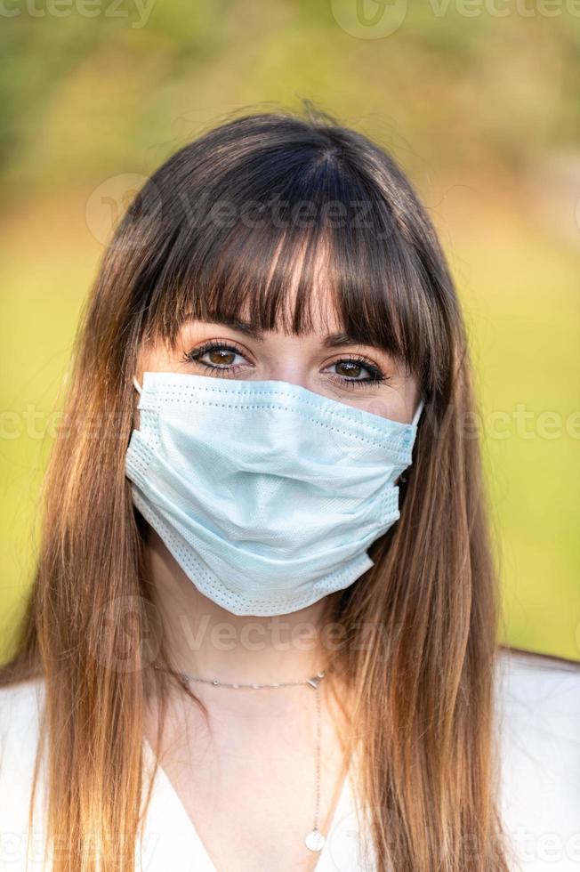 ragazza che indossa una maschera medica causa covid 19 foto