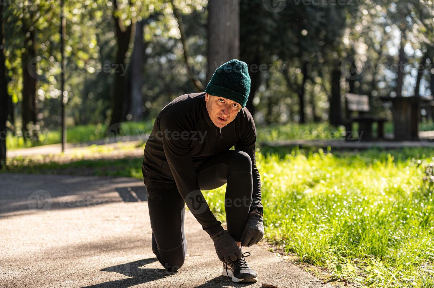 ragzzo fa attività fisica al parco foto