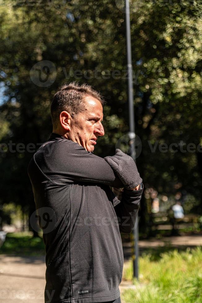 ragzzo fa attività fisica al parco foto