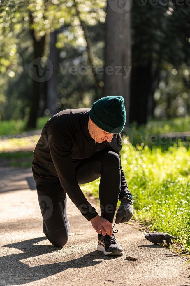 ragzzo fa attività fisica al parco foto